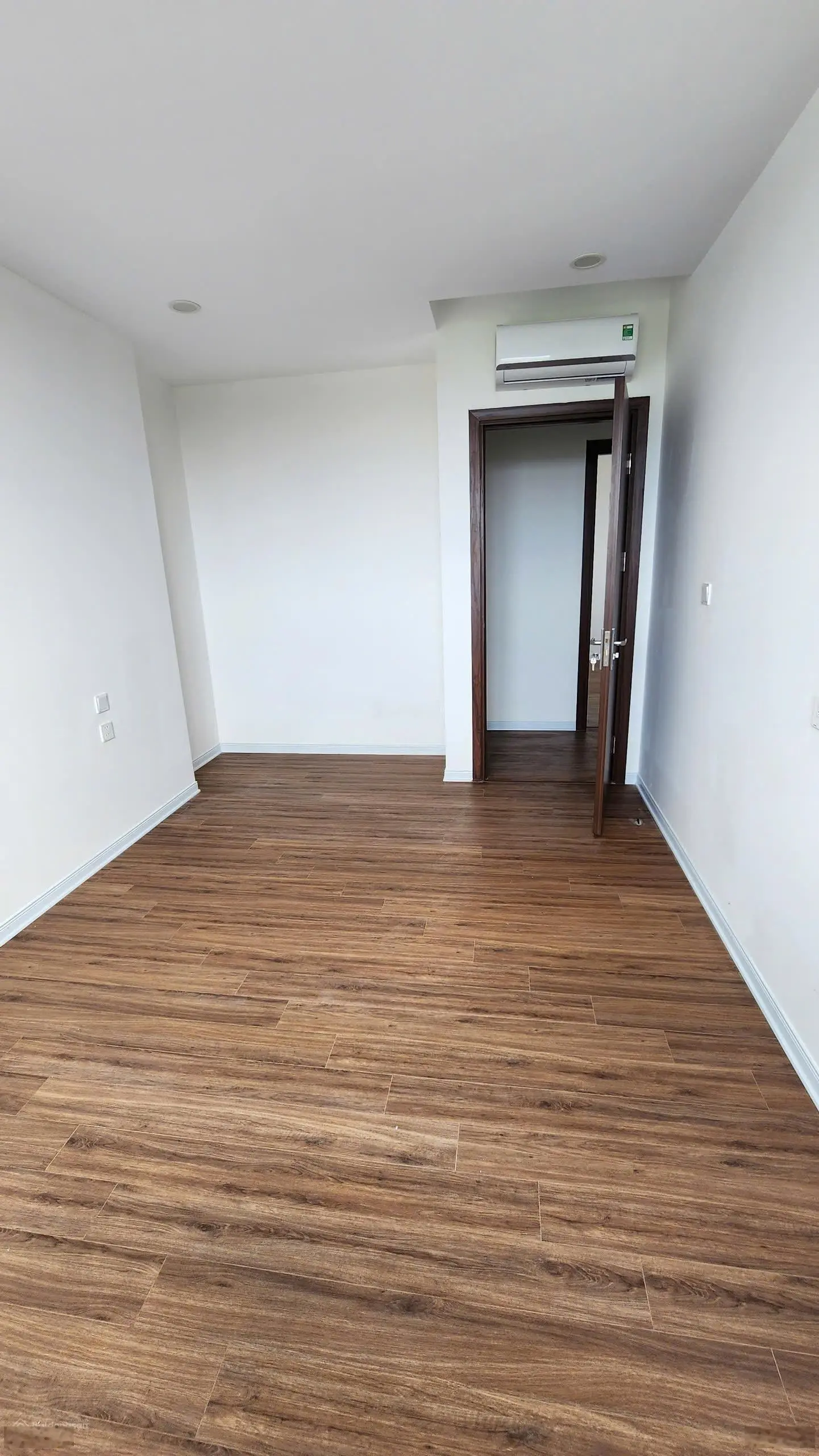 Chính chủ bán gấp căn Góc 98,87m2 tòa River giá 4tỷ5x0 nội thất liền tường mới nhận bàn giao chưa ở