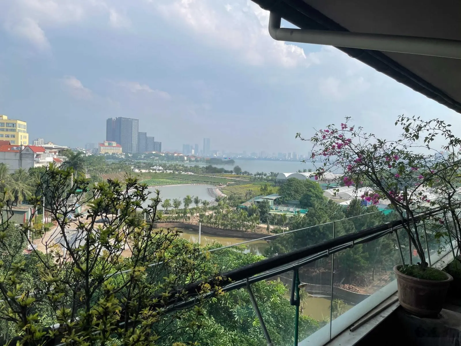 Bán cả căn nhà 6 tầng 420m2, thang máy, hầm để xe view tuyệt đẹp, 2 mặt phố và đi lại thuận tiện