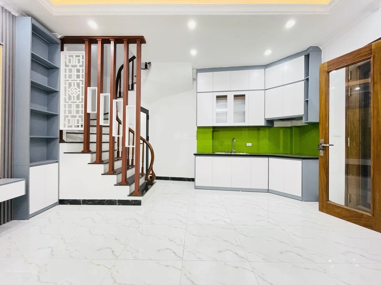 Bán nhà Nguyễn Văn Cừ 30m2 x 5 tầng giá 5,2tỷ, ô tô đỗ cổng gần Big C Long Biên