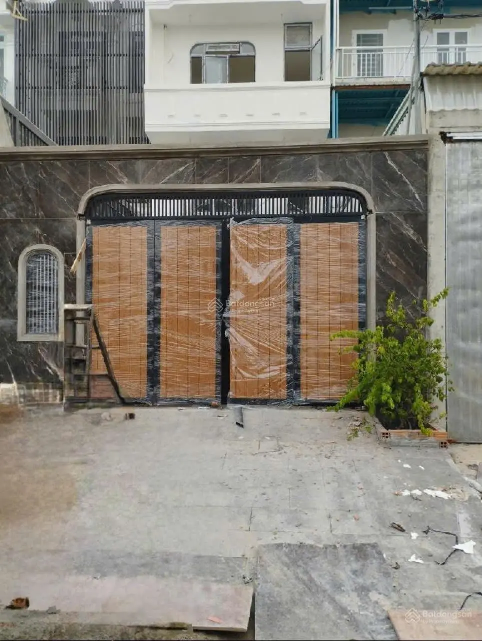 Bán CHDV mới, MT Hà Huy Giáp, diện tích khủng 180m2, 10pn, 11wc, rất vuông vức, quận 12