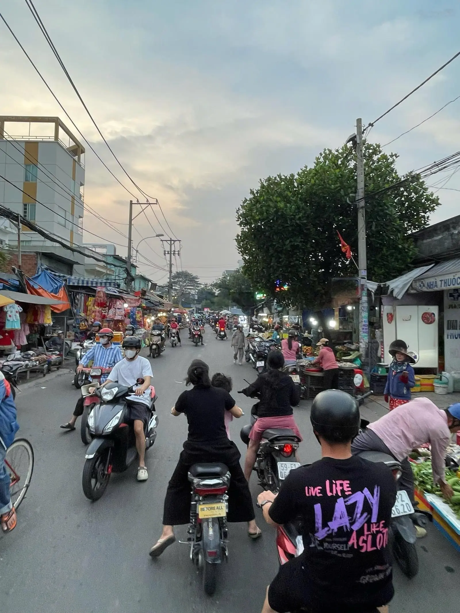 Bán nhà mặt tiền ngay chợ thuận tiện kinh doanh, đang cho thuê 9tr 1 tháng, sổ hồng riêng