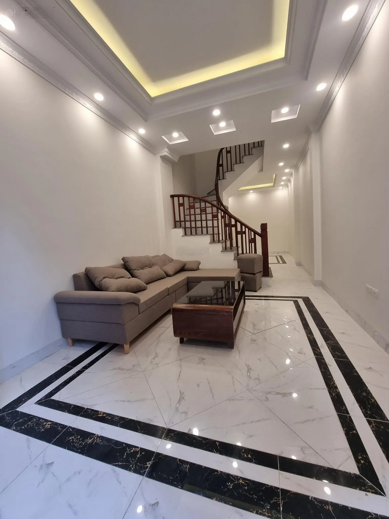 Bán nhà Thạch Bàn 30m2 x 5 tầng ngõ trước nhà 2m, gía 4,55 tỷ (rẻ nhất thời điểm hiện tại)