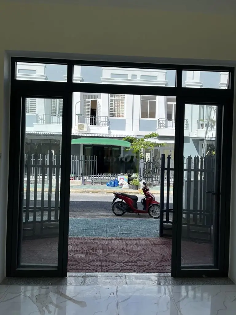 Nhà mặt tiền trung tâm tp Trà Vinh lộ 12m