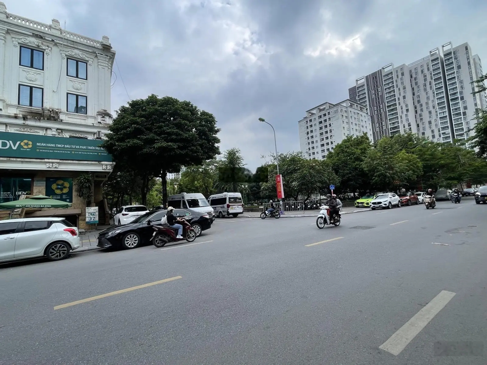 Cần bán biệt thự Nam Trung Yên 403m2 MT 20m giá 115 tỷ