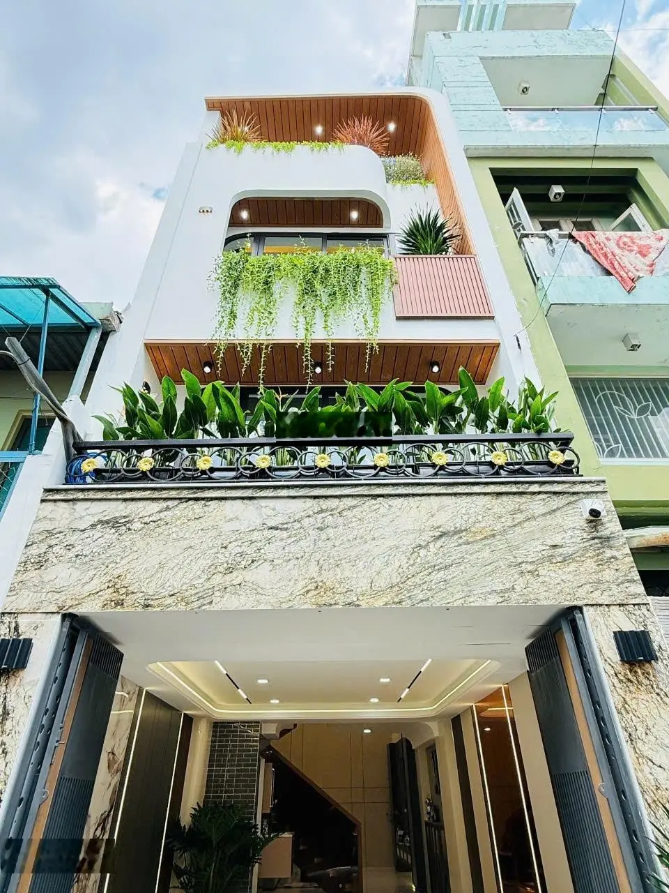Bán nhà đẹp 1 sẹc thẳng, sát mặt tiền Đ. Nguyễn Tư Giản, 3PN, phòng thờ, 5WC, trệt lửng 2 lầu, P.12