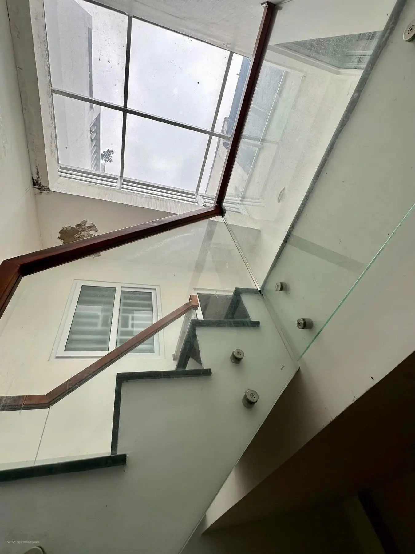Bán nhà mặt tiền Nguyễn Hữu Huân 2 tầng