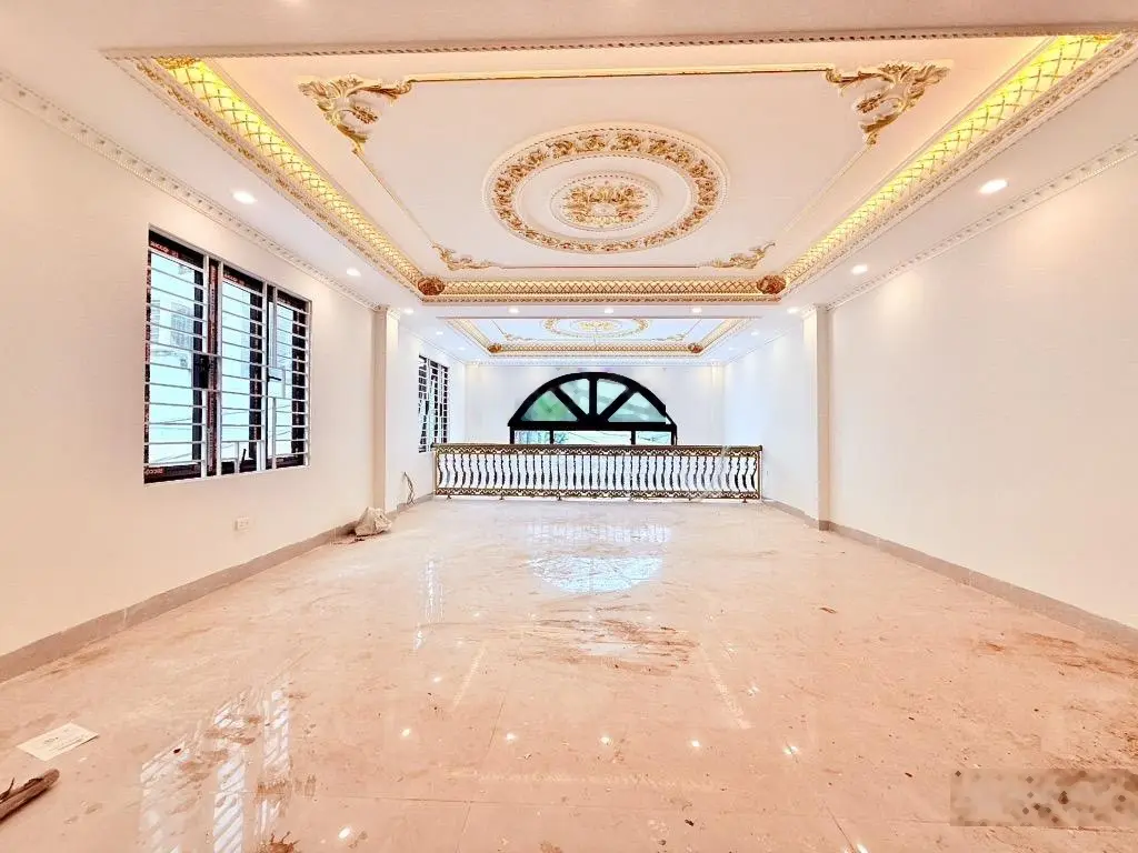Đẳng cấp - trần dát vàng - hệ thống cửa và lan can đúc đẳng cấp - 7 tầng thang máy 18 tỷ