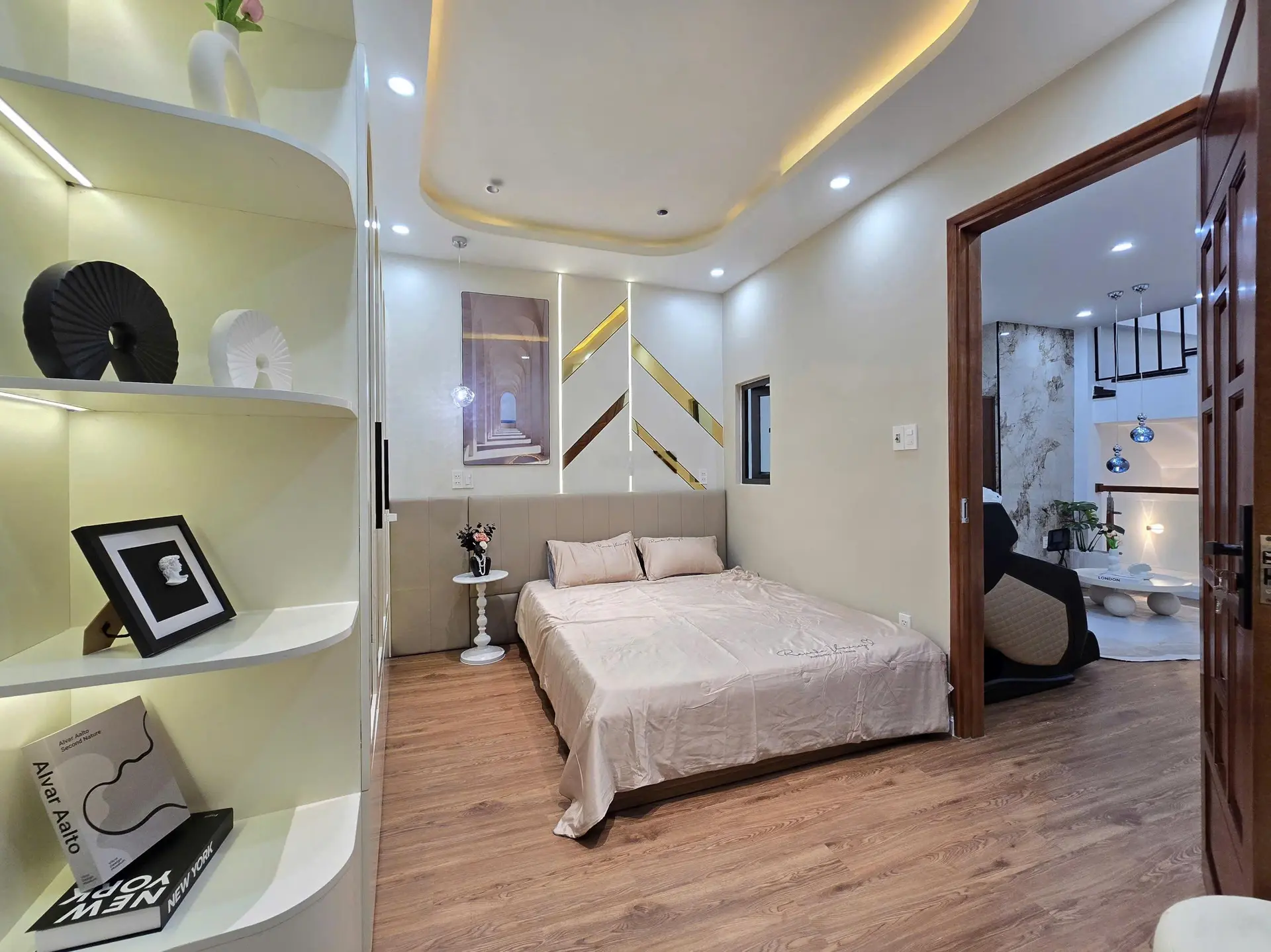 Bán gấp siêu phẩm nhà phố 5PN, tặng full nội thất, vị trí đẹp, đang cho thuê 22tr/tháng