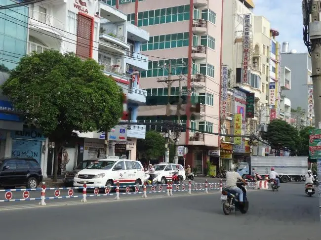 Bán villa mặt tiền Lạc Long Quân, P. 10, Q. Tân Bình (DT: 10x20m) 3 tầng thang máy sân vườn