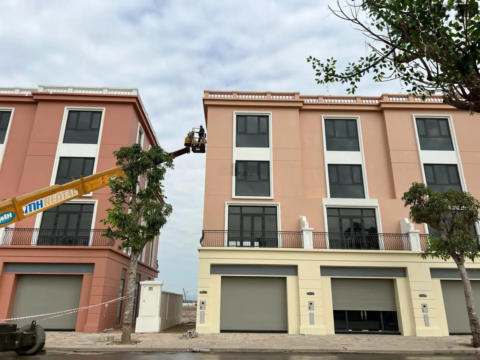 Chỉ 5,4 tỷ sở hữu shop house xẻ khe view sân golf ngay trung tâm thương mại mega mall