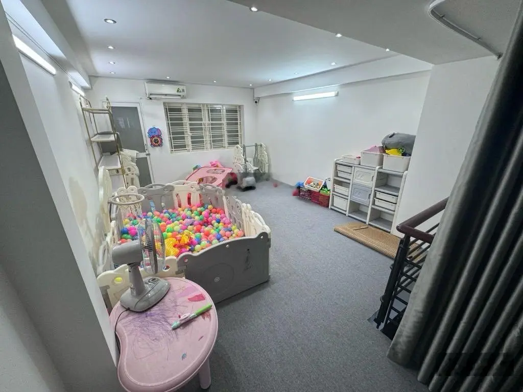 300m2 sàn - mặt tiền Q1* [6 tầng] vỉa hè 6m (không lộ giới)