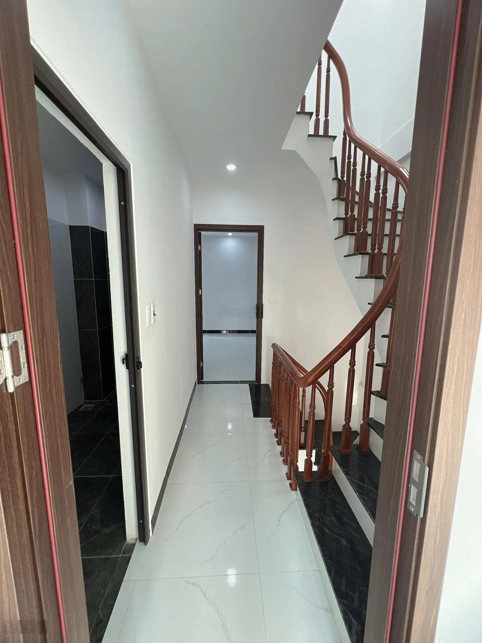 Giá rẻ nhất đại thành. bán căn 3 tầng*40m2. ngõ rộng, có sân riêng.nằm ngay trục đường liên huyện.