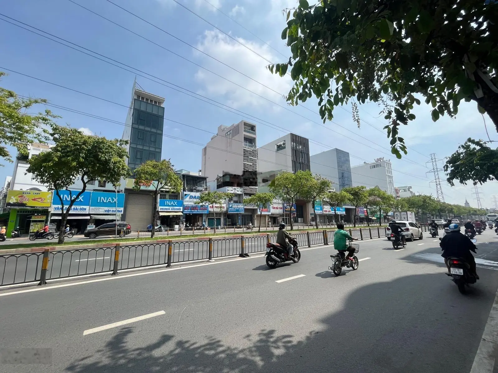 Mặt tiền Đại Lộ - Kinh Dương Vương (DT: 3.8 x 21m). Ngay vòng xoay Phú Lâm. Chỉ: 13.5 tỷ