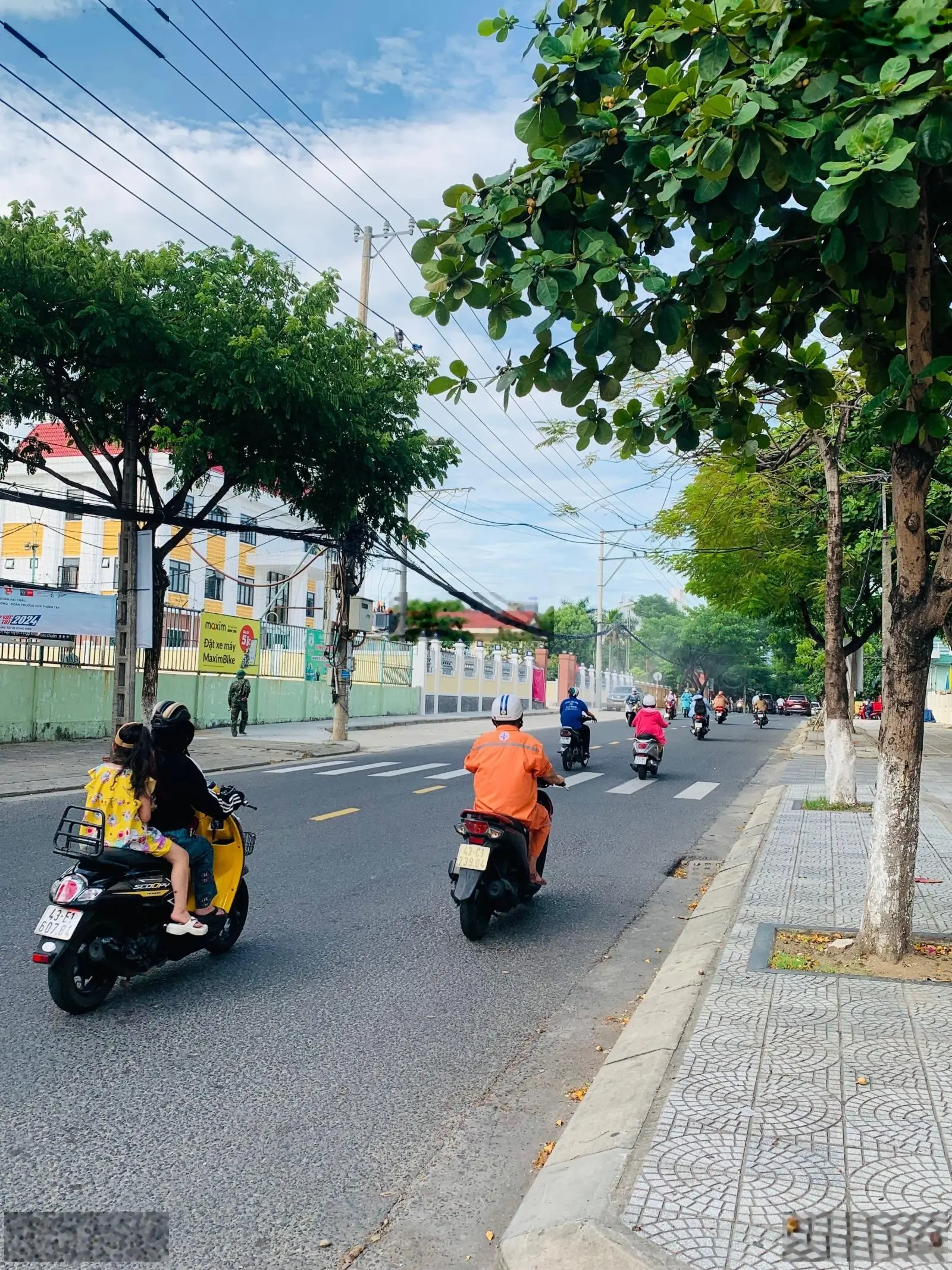 Bán gấp nhà 3 tầng ngang 7,5m MT Trưng Nữ Vương, đối diện trường học, cách sân bay 1km