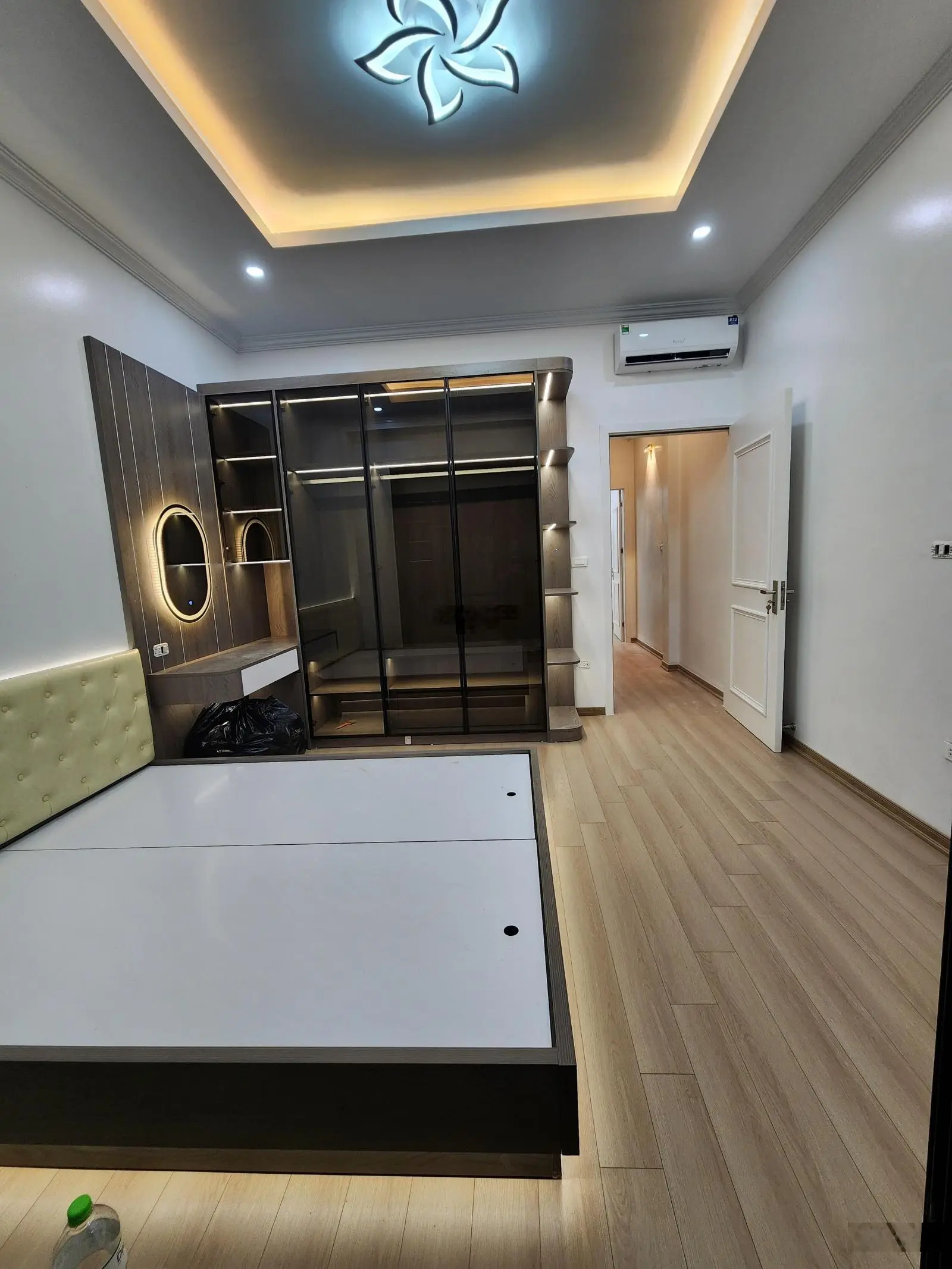Đống Đa, Trung Liệt 40/50m2, 5 tầng, 4m mặt tiền, phân lô, thang máy, ô tô -Lh Giang 0979388189