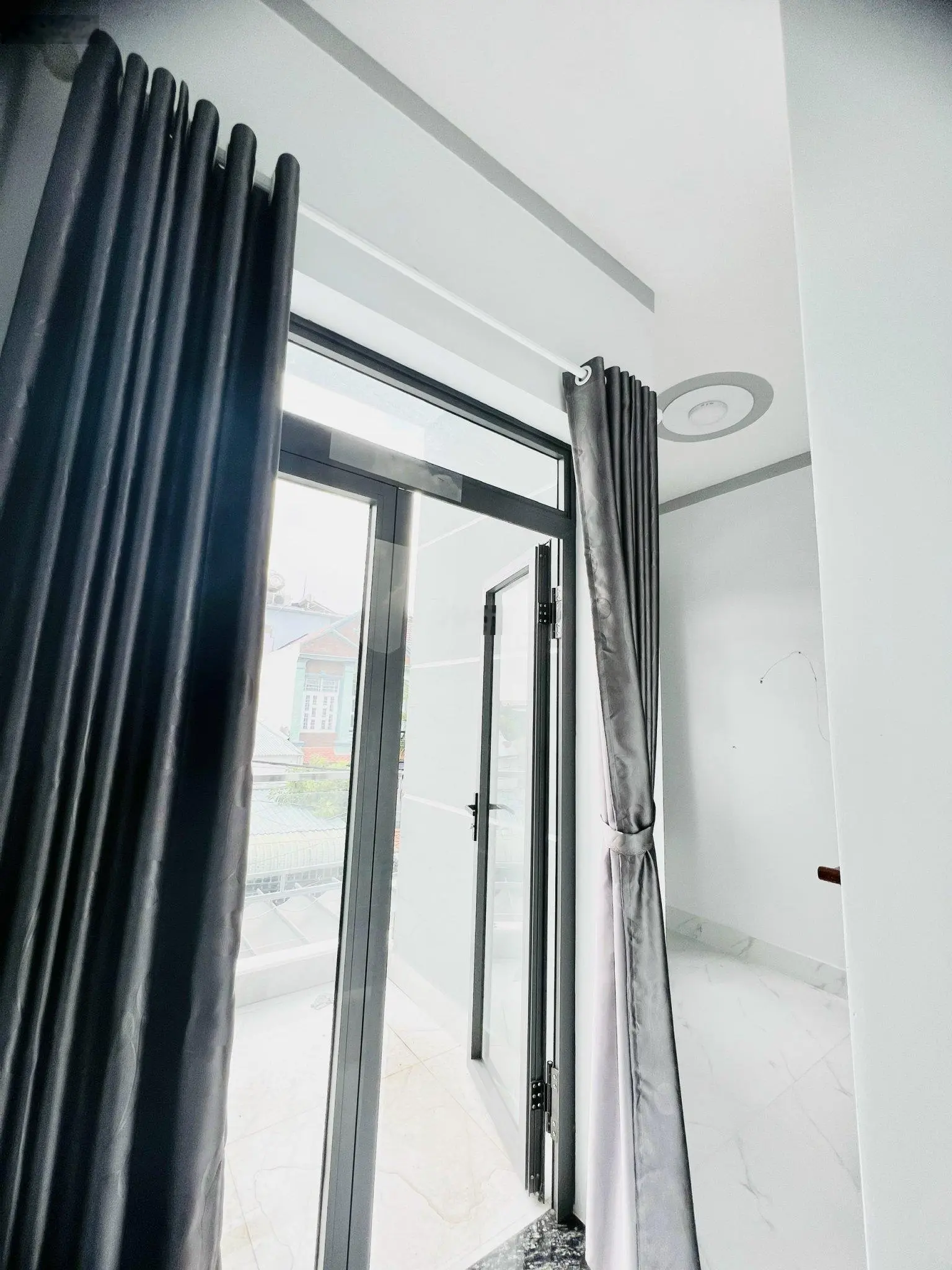 Cần bán căn nhà mới, 1 trệt 1 lầu gần chợ, hồ bơi Phương Nam. Sổ riêng thổ cư giá chỉ 2 tỷ 850