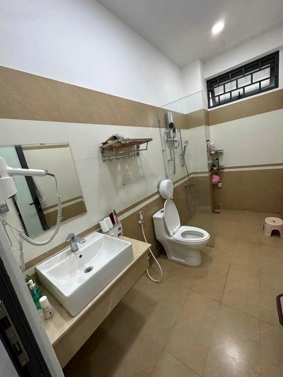 Bán nhà trung tâm Buôn Ma Thuột, mặt tiền Hà Huy Tập, để lại toàn bộ nội thất gỗ Hương và Căm Se