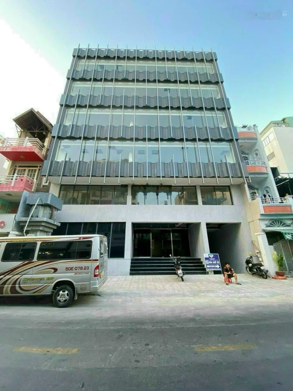 Bán nhà MT Lê Đại Hành, Quận 11 ngang 10m, nhà 6 tầng, HĐT: 120 triệu/tháng. Gía 54 tỷ
