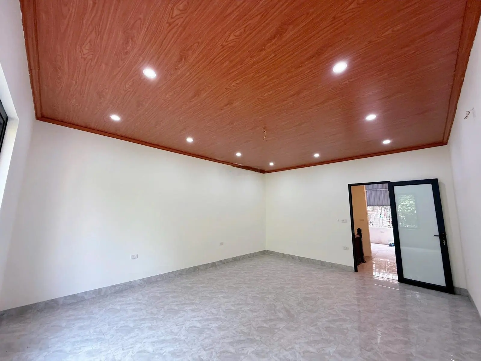 Chính chủ bán nhà dân xây cực đẹp, 56m2, mt5m, ô tô đỗ cửa phố Lệ Mật, Long Biên