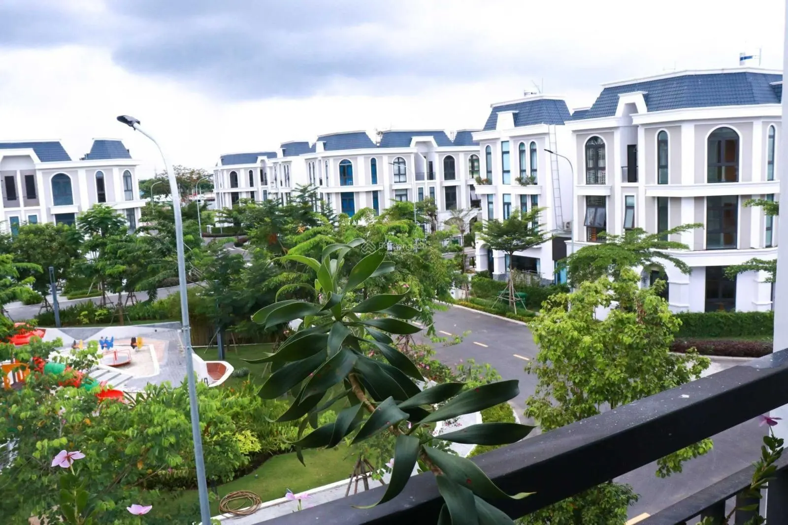 Khách ngộp bán lỗ căn nhà 1 trệt 2 lầu giá 2,7 tỷ. LH 0973 013 ***
