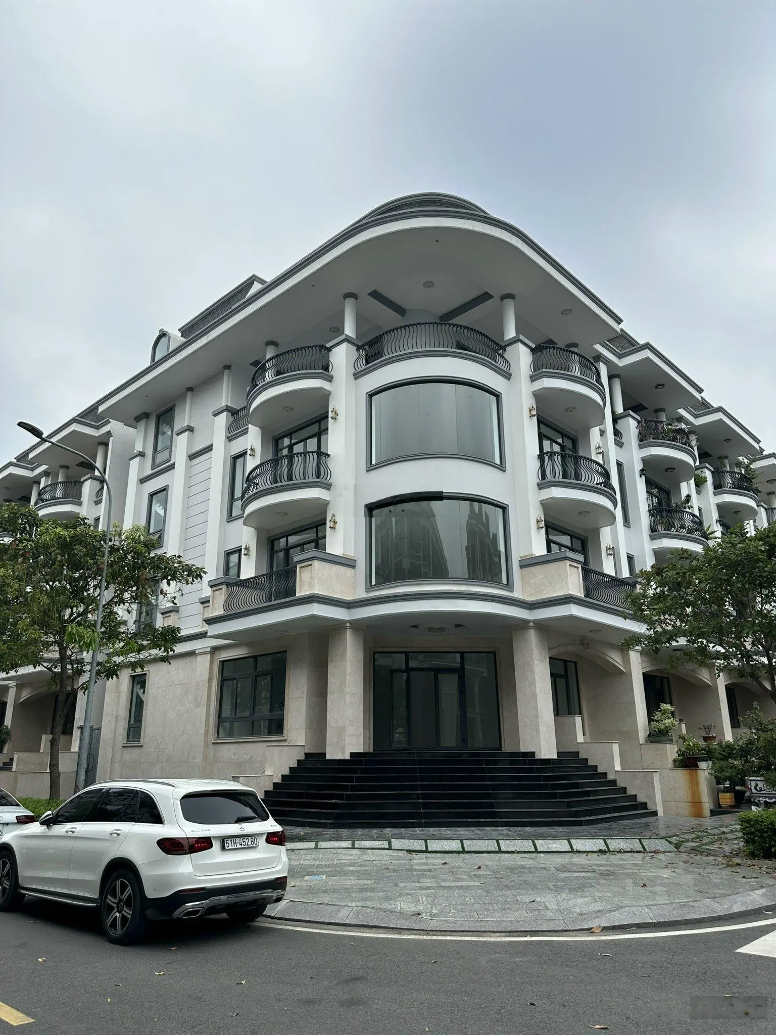 Cần bán gấp - Căn góc 2 mặt thoáng - Vị trí đắc địa - 13x22m - Nhà hoàn thiện - Đã có sẵn sổ hồng