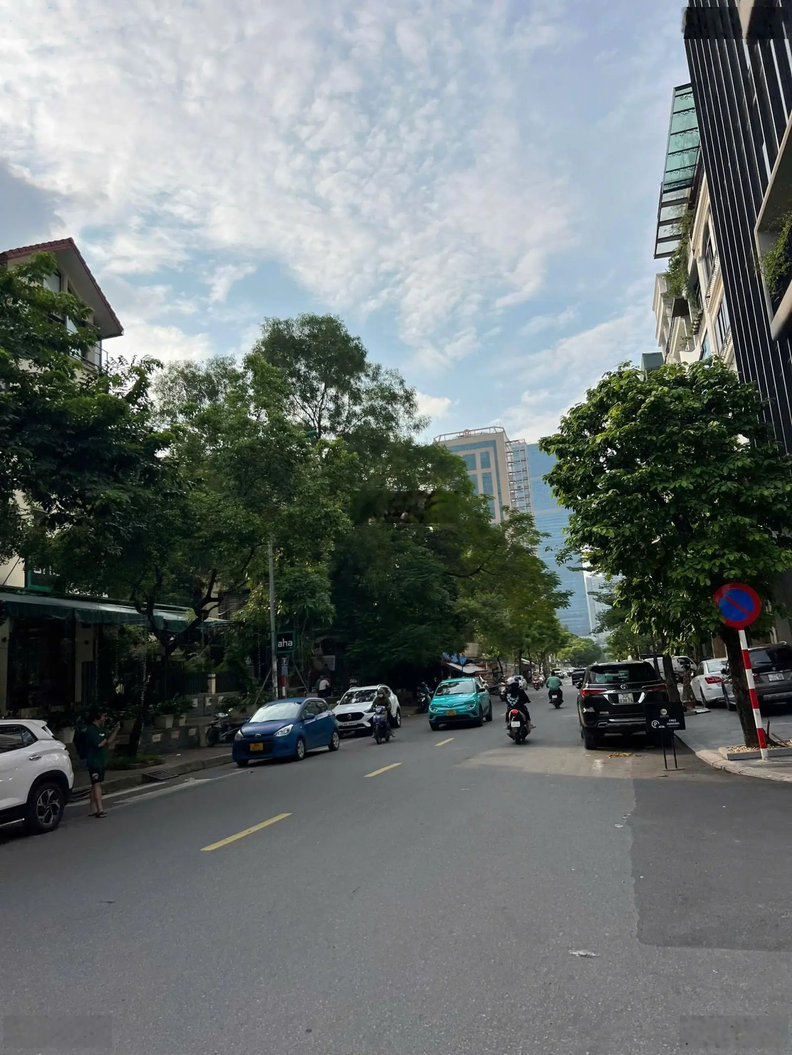 CC bán tòa nhà văn phòng trung tâm Quận Cầu Giấy, đang cho thuê 389,6tr/th. Lô góc.S270m2 MT20m, 8T