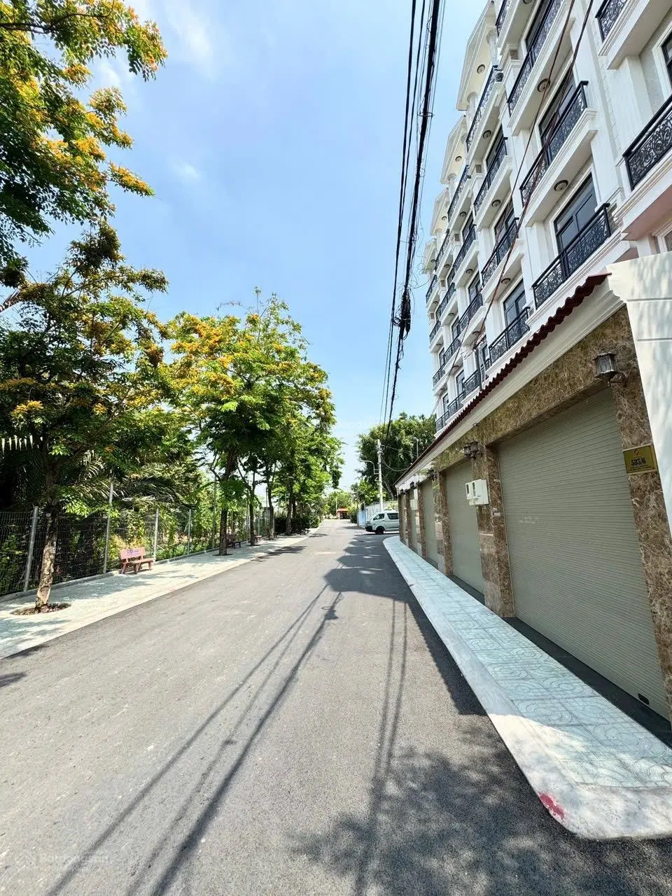 Nhà 1 trệt 5 lầu có thang máy ven sông Sài Gòn - khu nhà phố đồng bộ đường 9m liền kề Vạn Phúc City