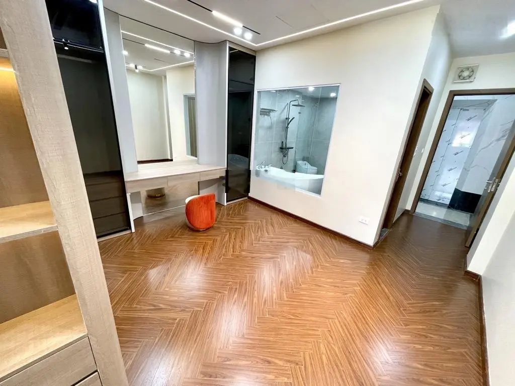 Nguyễn văn cừ 6 tầng - tháng máy - gara ô tô - full nội thất nhập khẩu - diện tích 63m2 rất rộng