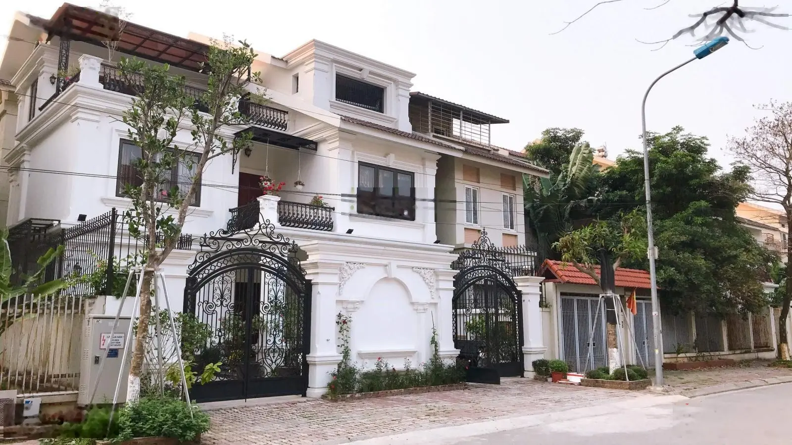 Chính chủ bán căn LK2 đối diện chung cư, nhà hoàn thiện full nội thất giá đầu tư tốt