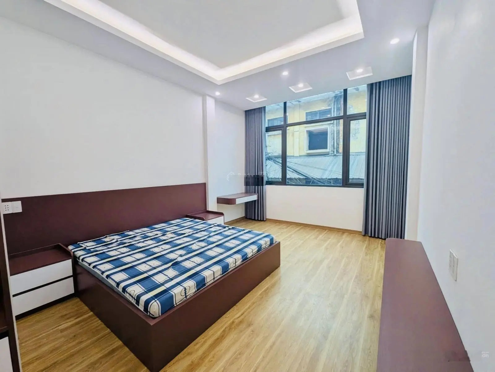 6.9 tỷ - 30m2 - lô góc 2 thoáng mặt tiền rộng - Lạc Trung - gần phố - HBT