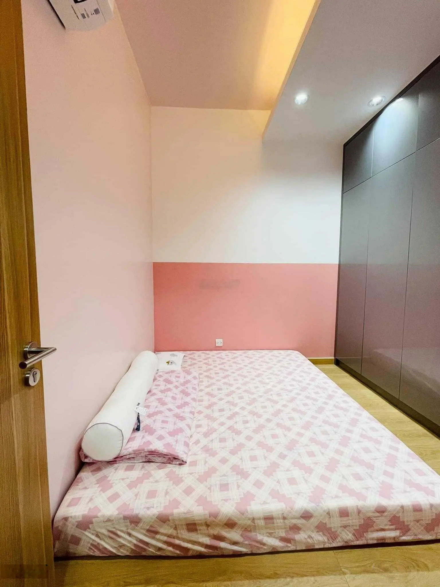 Cần bán căn hộ ngay trung tâm TP. Thủ Đức, 2 phòng ngủ đầy đủ nội thất, giá rẻ hơn thị trường