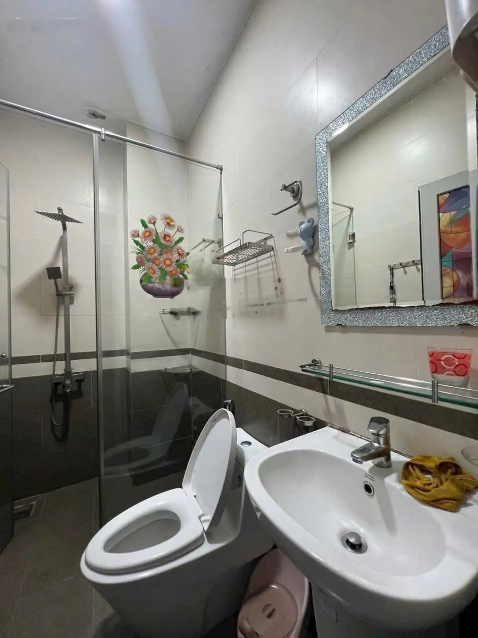 Tôi kẹt tiền bán nhà 1 lầu 7x16 ngay mặt tiền chợ bờ ngựa giá 850tr, đang cho thuê 18tr/tháng