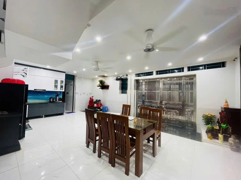 Bán nhà Khương Đình, 36/70m2, 5 tầng, mặt tiền 6m giá 7.65 tỷ. Nhà dân xây, 3 thoáng, full nội thất