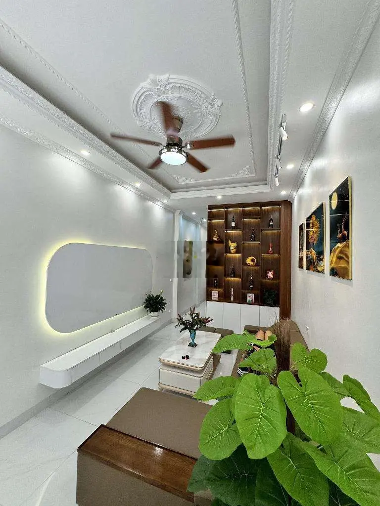 Bán nhà 40m2 Lê Duẩn, 2 thoáng, 4 ngủ, ô tô đỗ cửa