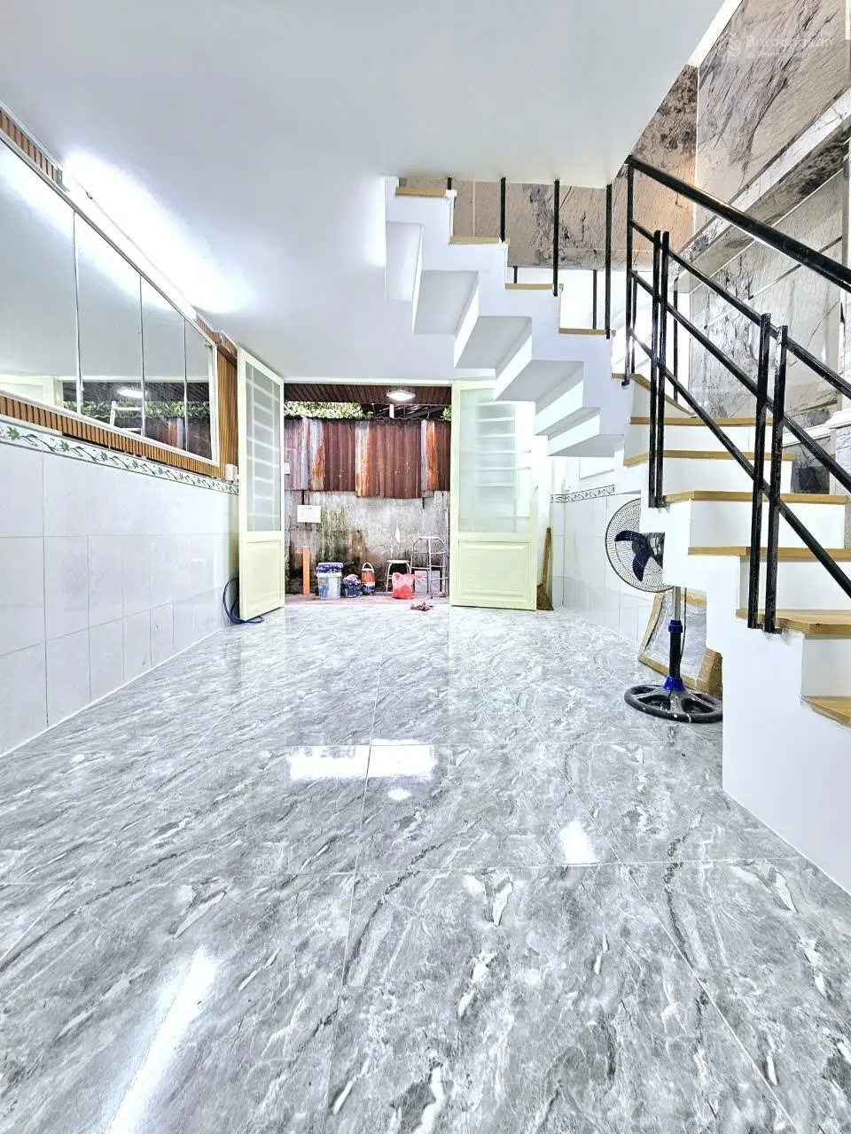 Nhà đẹp và ở liền 1 lầu, kế Quận 7. 750 triệu