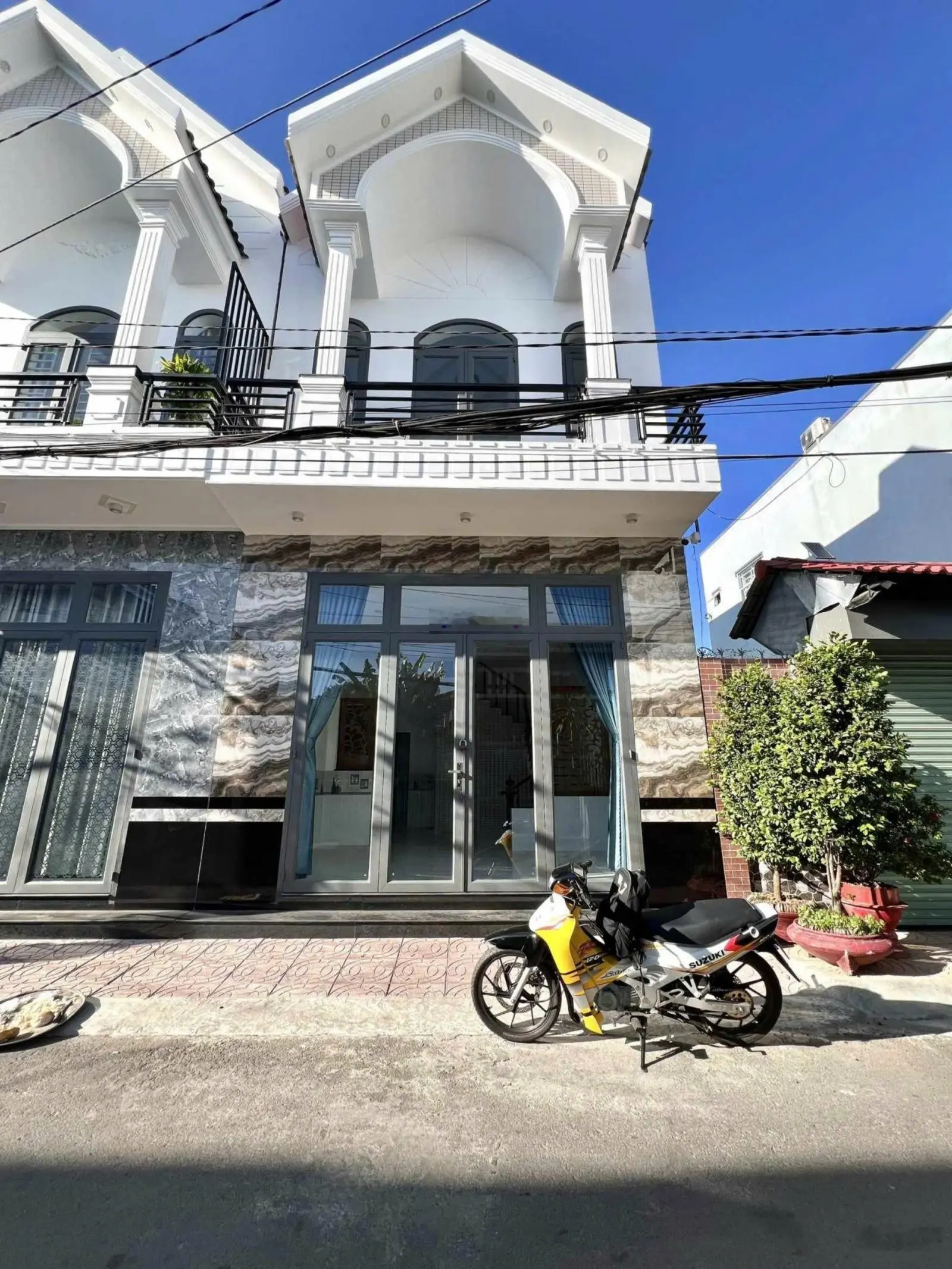 Bán nhà lầu mới 100% có 3 phòng ngủ oto đậu trước nhà sổ hồng hoàn công kế bên chợ Bình Thuỷ
