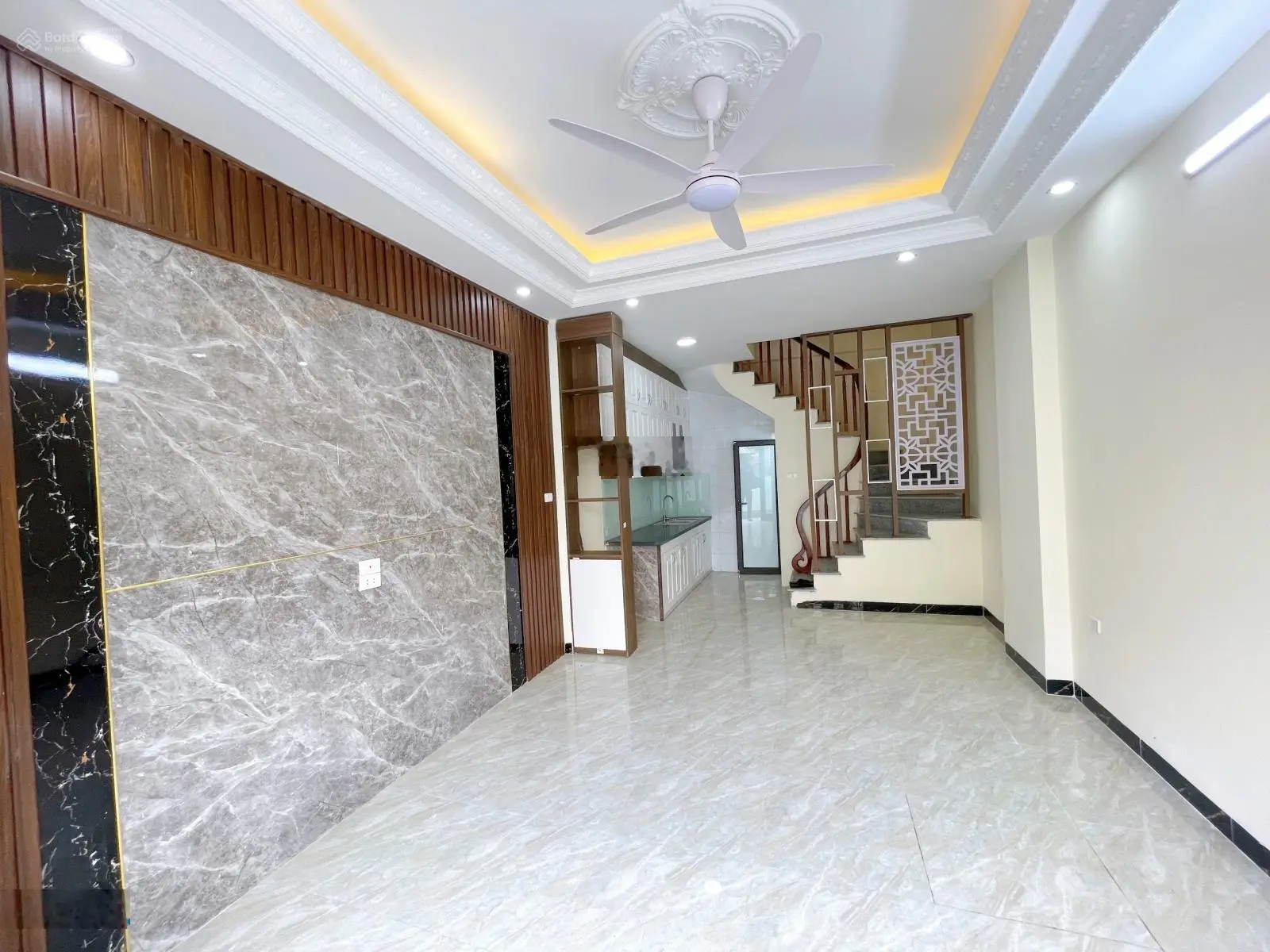 Rẻ Nhất PHỐ ĐỒNG NHÂN, GIÁ 3,65 Tỷ nhà 5 Tầng 20m ra đường ô tô tránh