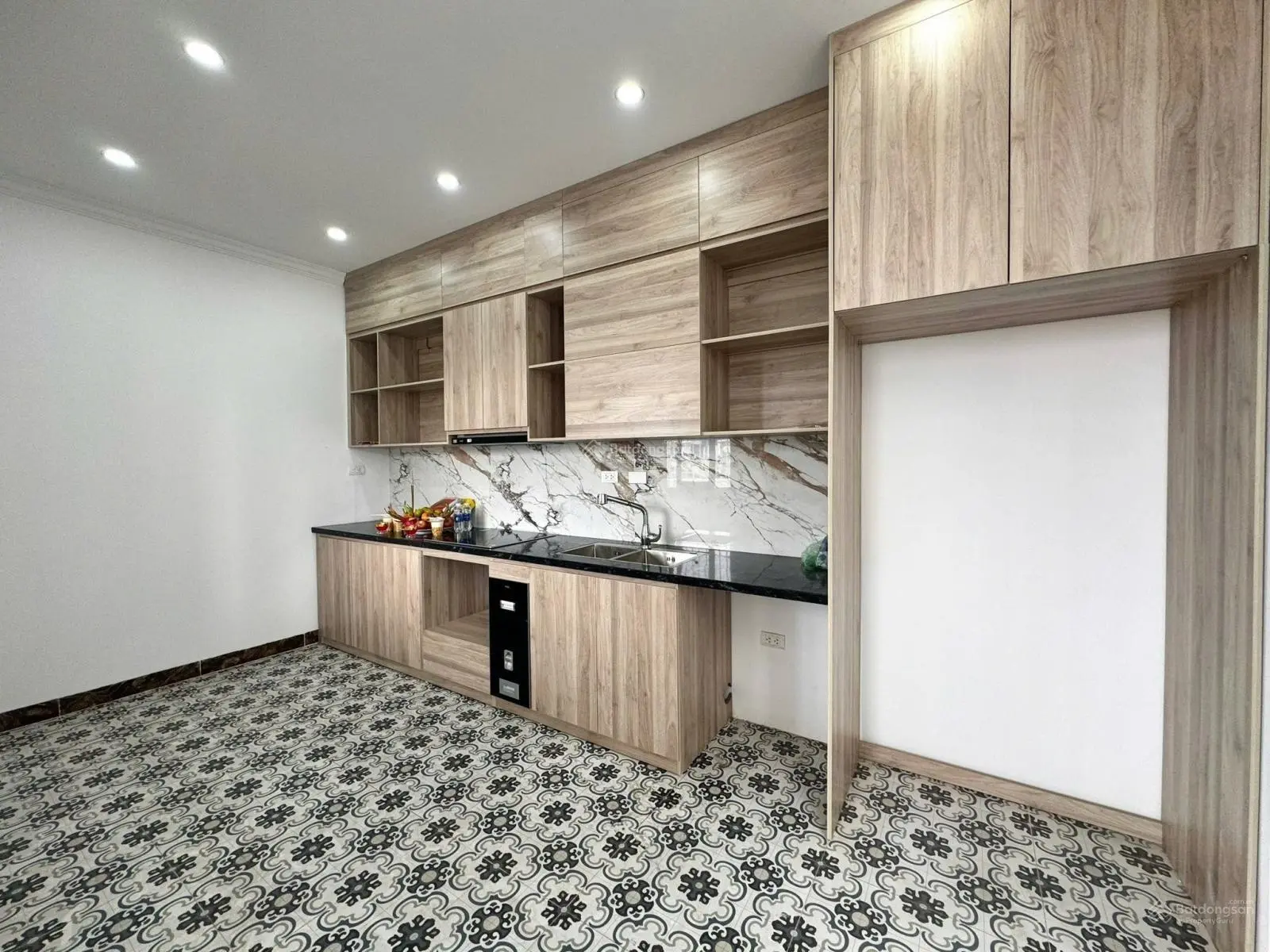 Bán nhà riêng tại Lê Trọng Tấn, 9,5 tỷ, 33m2,sử dụng 49m, 4PN + 4WC,ô tô vào tận cửa, Thang Máy xịn