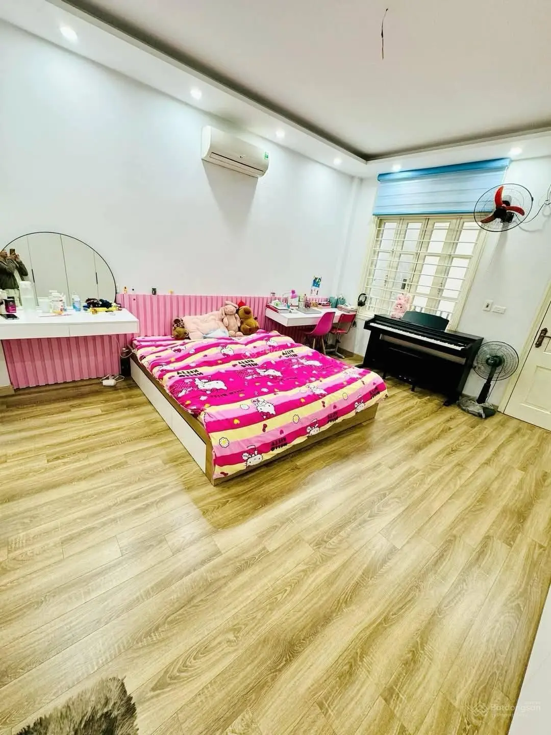Siêu phẩm Cầu Giấy,nhà đẹp dân xây,full nội thất 90%,sổ đẹp nở hậu,42m2x5T,mt 4,5m,ô tô đỗ gần