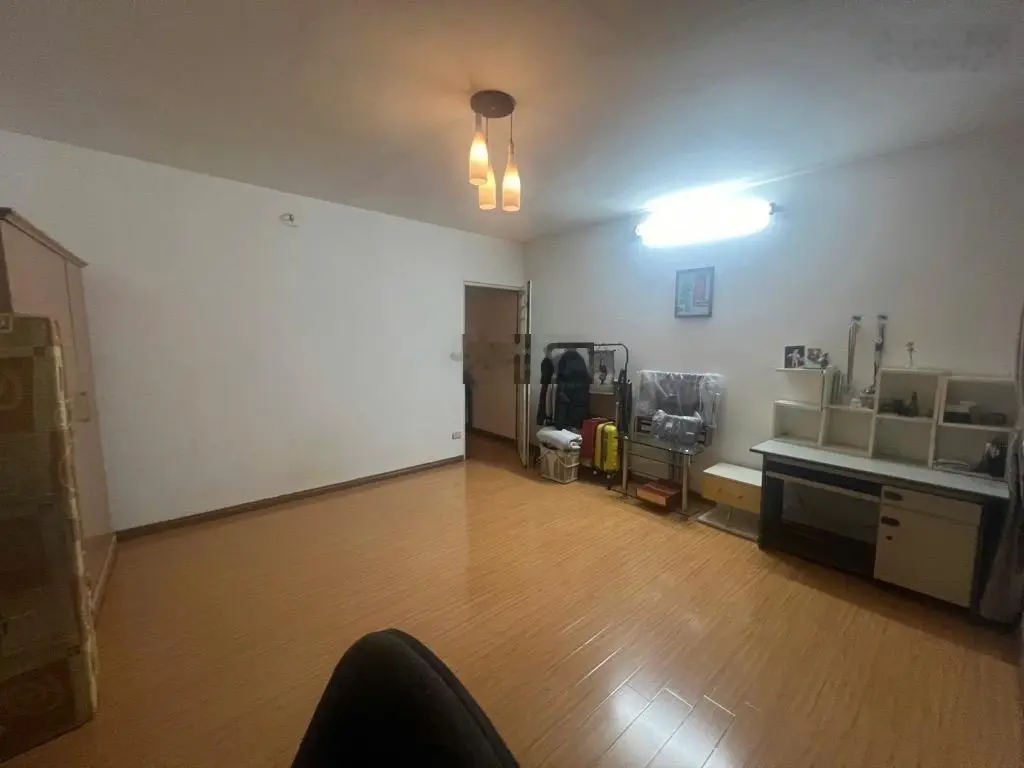 Chính chủ cần bán gấp nhà phố Ngọc lâm DT 65m2, 3 tầng vị trí siêu đẹp gần trường học, chợ.