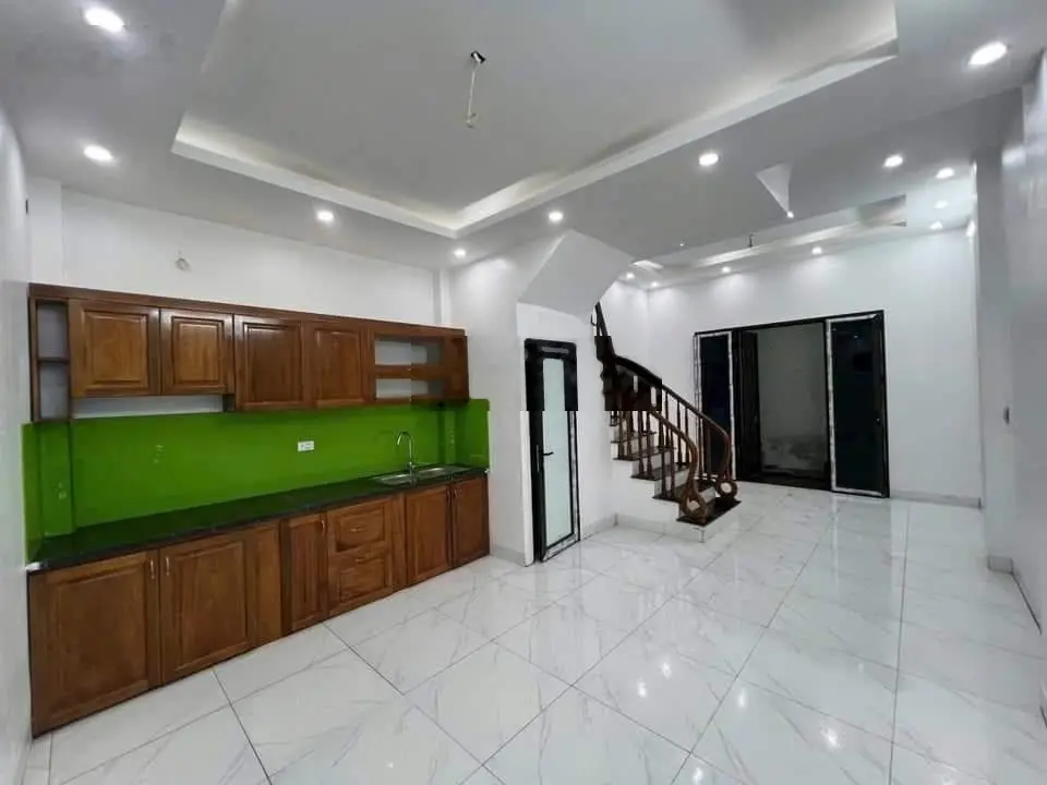 Chị gái đi nước ngoài cần bán gấp nhà 5 tầng 35m2 ngõ rộng cách ô tô 50m, MT 4.12m, giá nhỉnh 4 tỷ