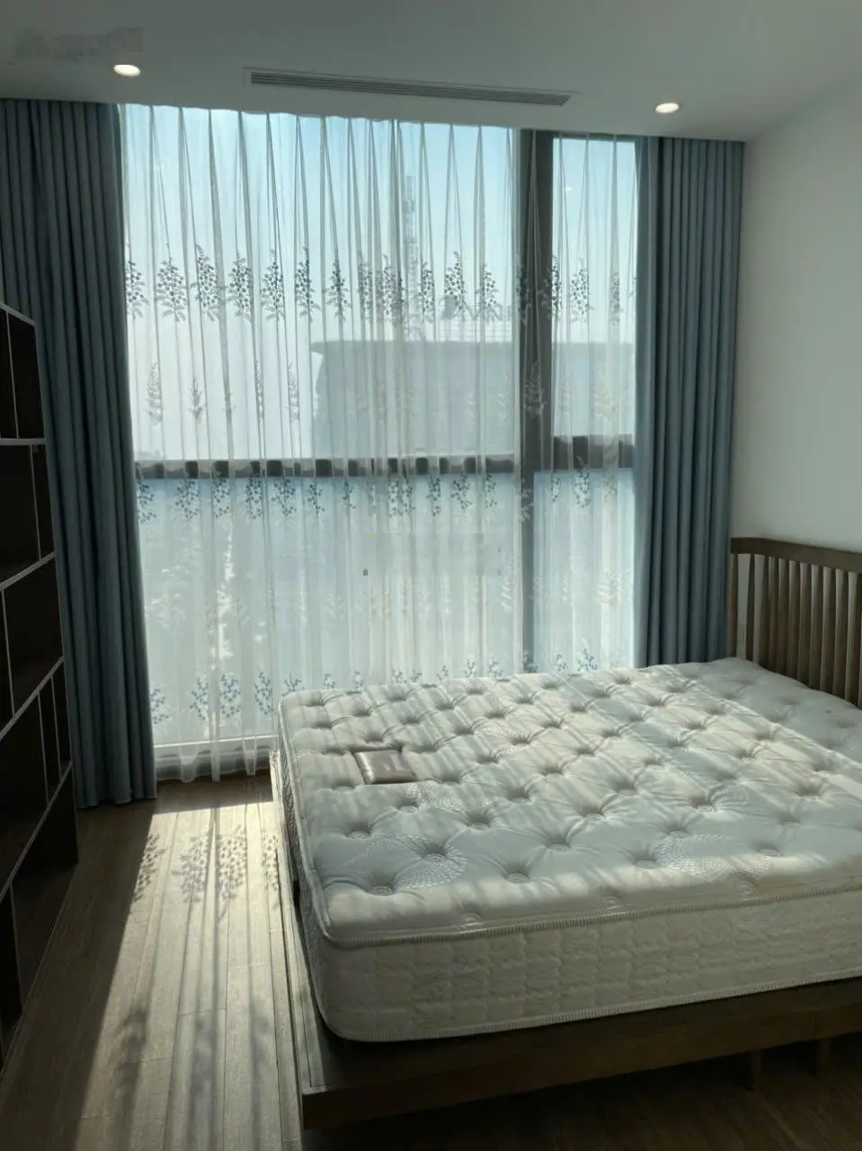 Bán căn 2 ngủ diện tích 77m2, nhà nhiều cửa sổ thông thoáng, vị trí thuận tiện đủ đường, sổ đỏ sẵn