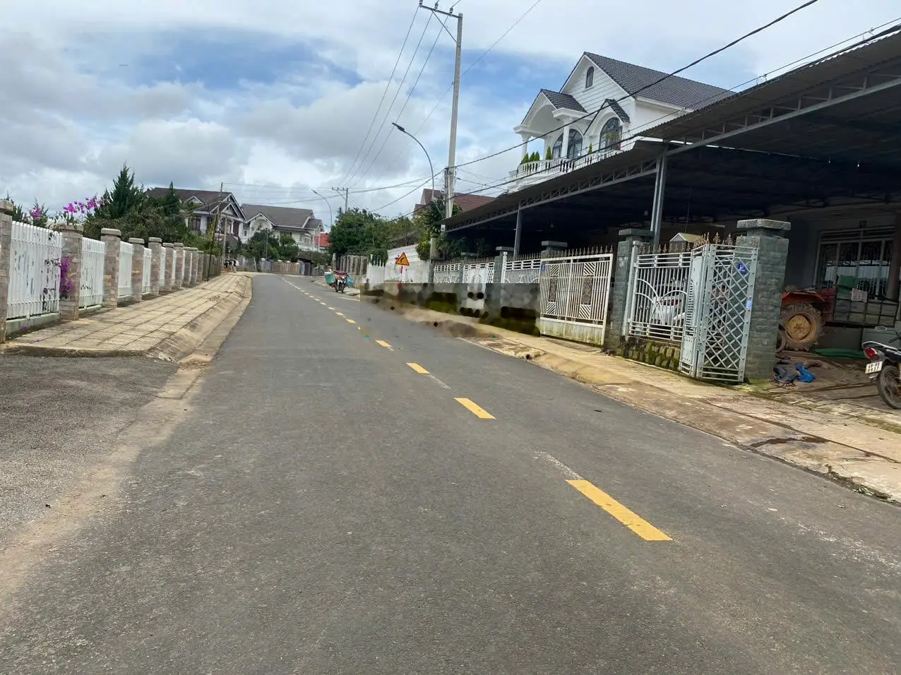 Đất biệt thự mặt tiền đường chính ngay trị trấn Lạc Dương, dân cư đông đúc, đường nhựa ô tô