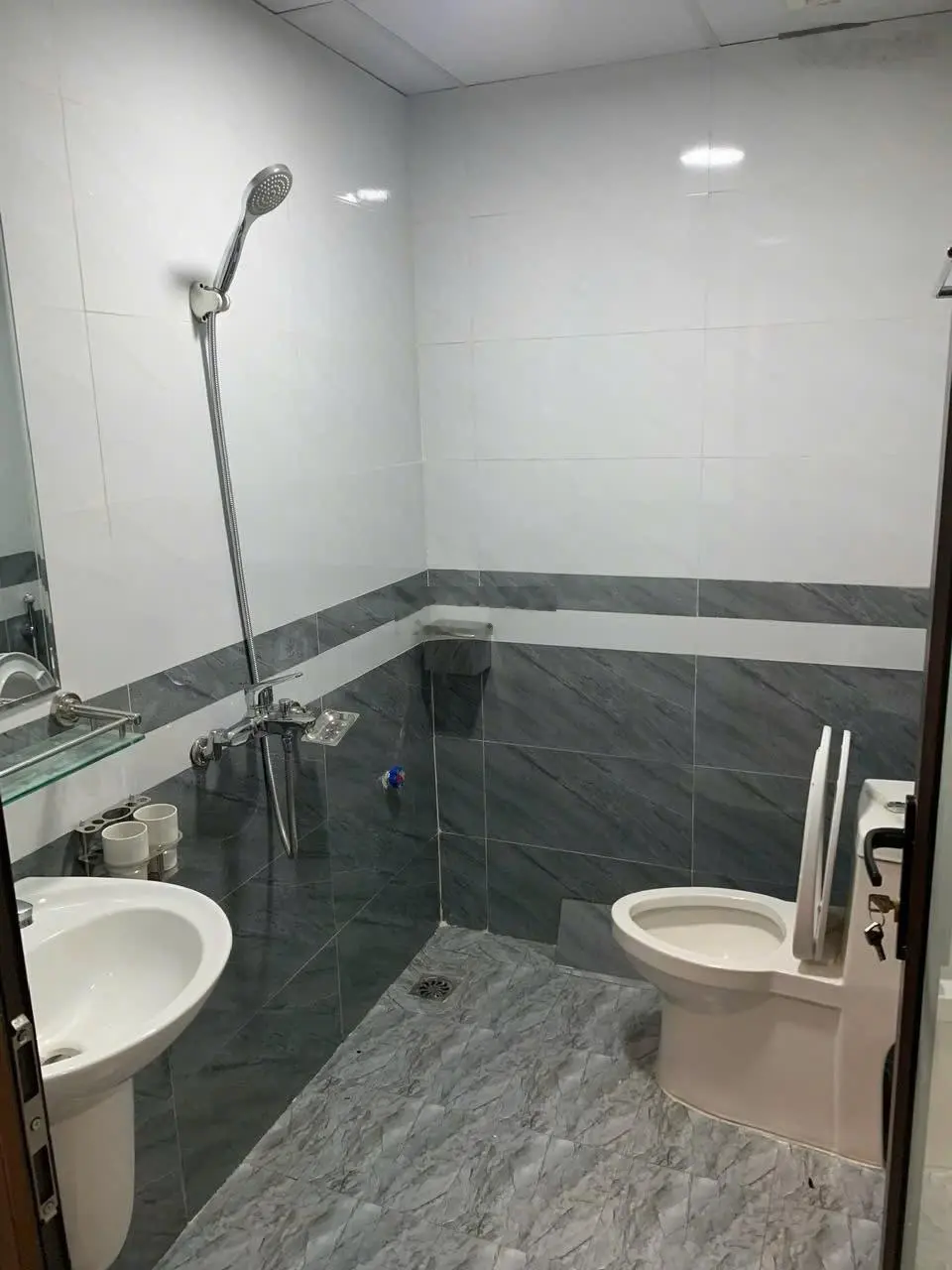 Bán nhà Tổ 12 cạnh khu đô thị, 20m ra đường ô tô tránh nhau, 5 tầng 4 phòng ngủ full nội thất