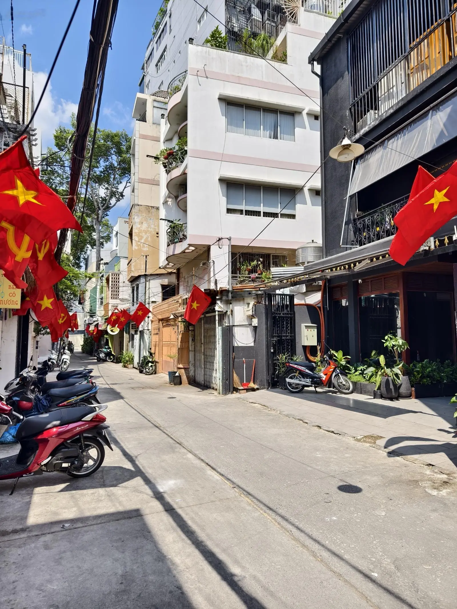 Bán CHDV lô góc 4 tầng mới đẹp , hẻm nhựa xe hơi vivu Tôn Thất Tùng Q1