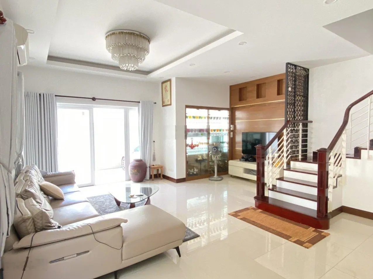 Bán biệt thự Khu Compound đường Trần Não Q 2. Dt: 9x23m T2L full NT. Giá: 42.5 tỷ. Lh: 0903398078
