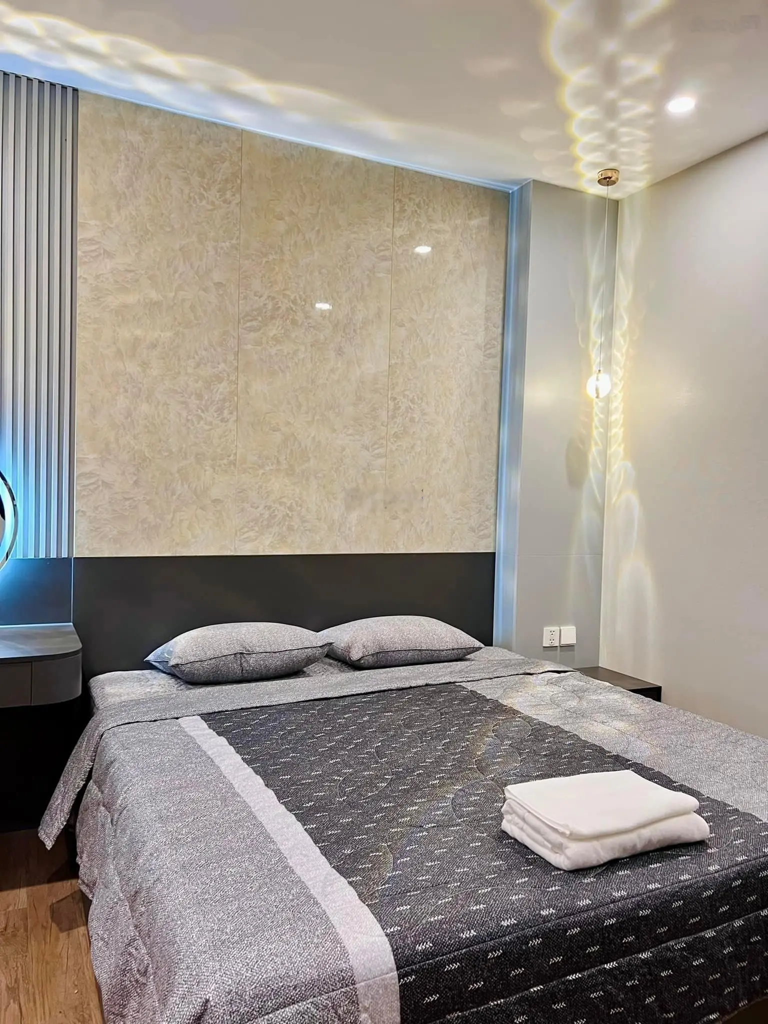 Bán nhanh căn hộ 2PN 2VS giá 3.080 tỷ rộng 58m2 tầng trung view biệt thự đảo rất đẹp tại Sol Forest