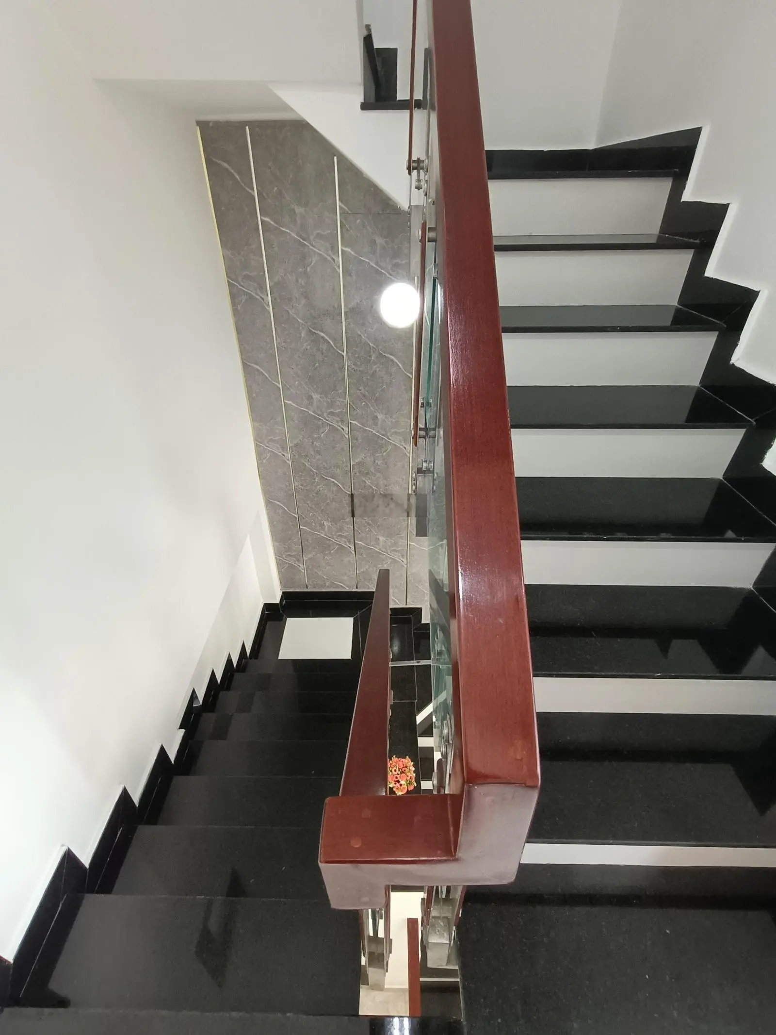 Nhà diện tích siêu rộng - sân xe 7 chỗ - 4 tầng - full nội thất - 5 tỷ 250
