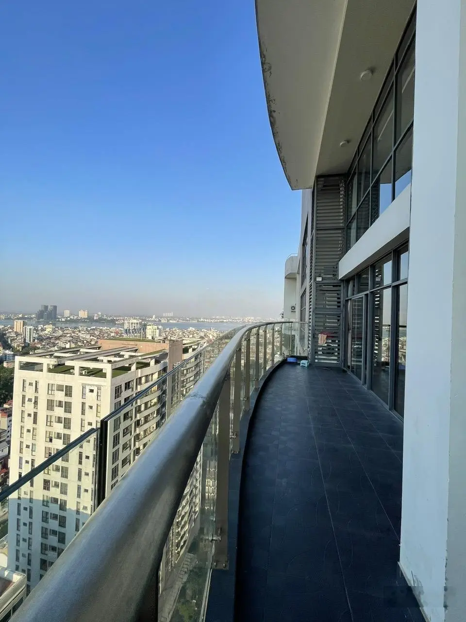 Bán gấp penhouse Tràng An Complex Phùng Chí Kiên: 240m2. 4 ngủ. View Hồ Tây, nhà siêu đẹp. 30 tỷ TL