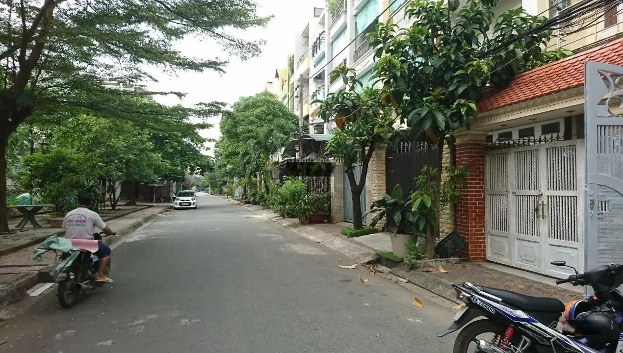 Cần bán biệt thự Bình Lợi DT: 7x24m. Trệt 2 lầu ST. 6PN, 4WC. Gara 2 ô tô. Hẻm 12m
